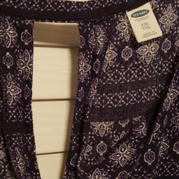 Old Navy keyhole tank top - Picture 2 of 3